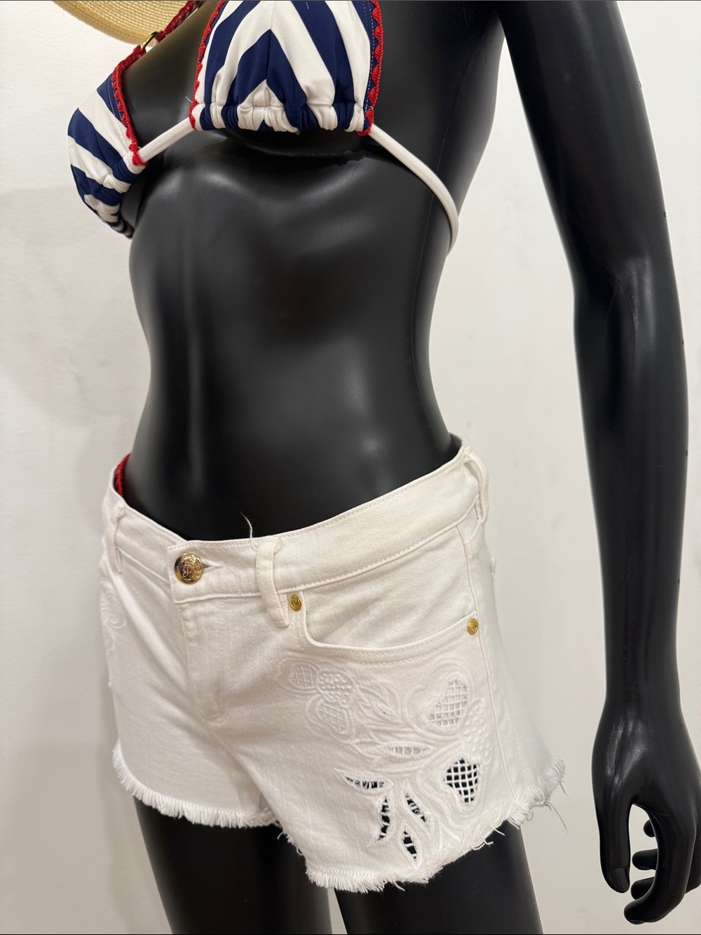 Juicy Couture White Embroidered Denim Shorts Size 36 / Small NEW